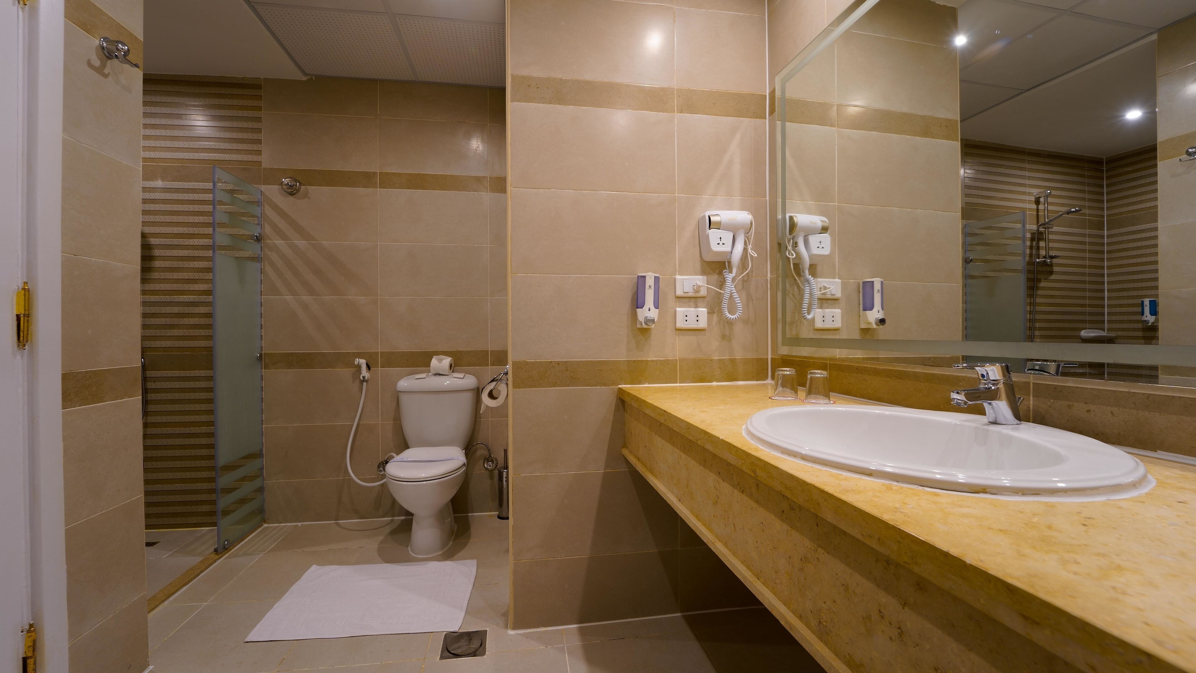 Ein modernes Badezimmer mit Toilette, Waschbecken und Dusche.