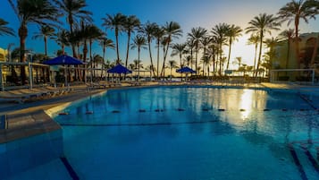 2 piscines extérieures, parasols de plage, chaises longues