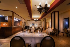 3 restaurantes: opção de café da manhã, almoço e jantar