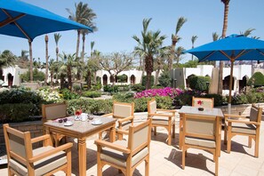 3 nhà hàng, phục vụ bữa sáng, bữa trưa, món ăn mang phong cách quốc tế 