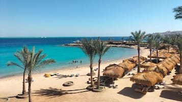 Privat strand, solstolar, parasoller och strandhanddukar