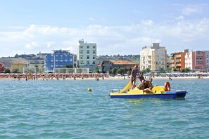 On the beach, sun loungers, beach umbrellas - Hotel San Marco Marotta (Mondolfo)