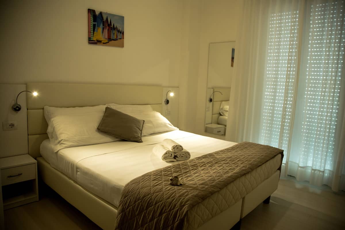 Dobbelt- eller tomannsrom | Sengetøy av topp kvalitet, minibar, safe på rommet og skrivebord
