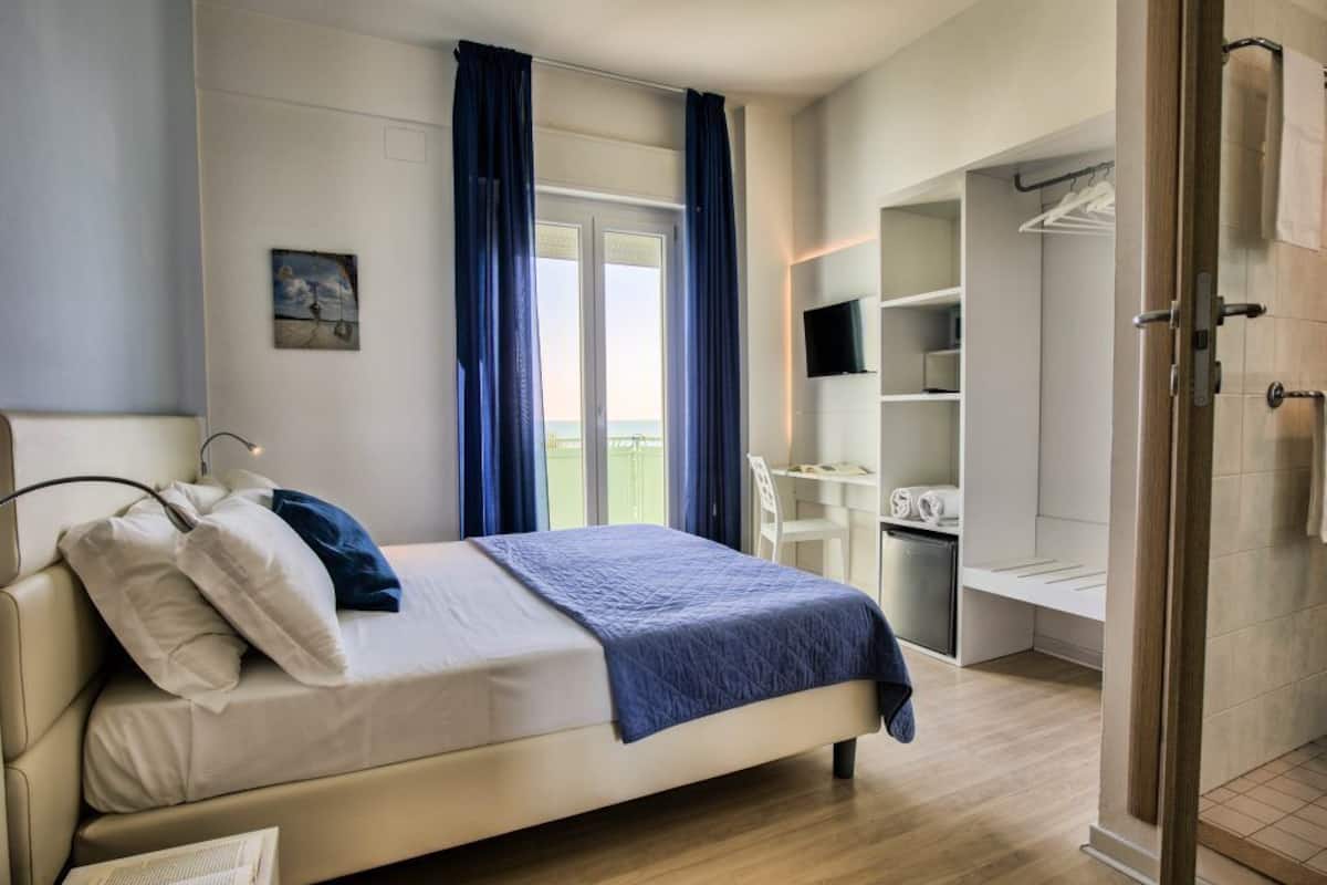Dobbeltrom – superior | Sengetøy av topp kvalitet, minibar, safe på rommet og skrivebord