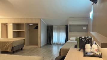 Camera quadrupla mansardata | 羽絨被、房內夾萬、書桌、手提電腦工作空間