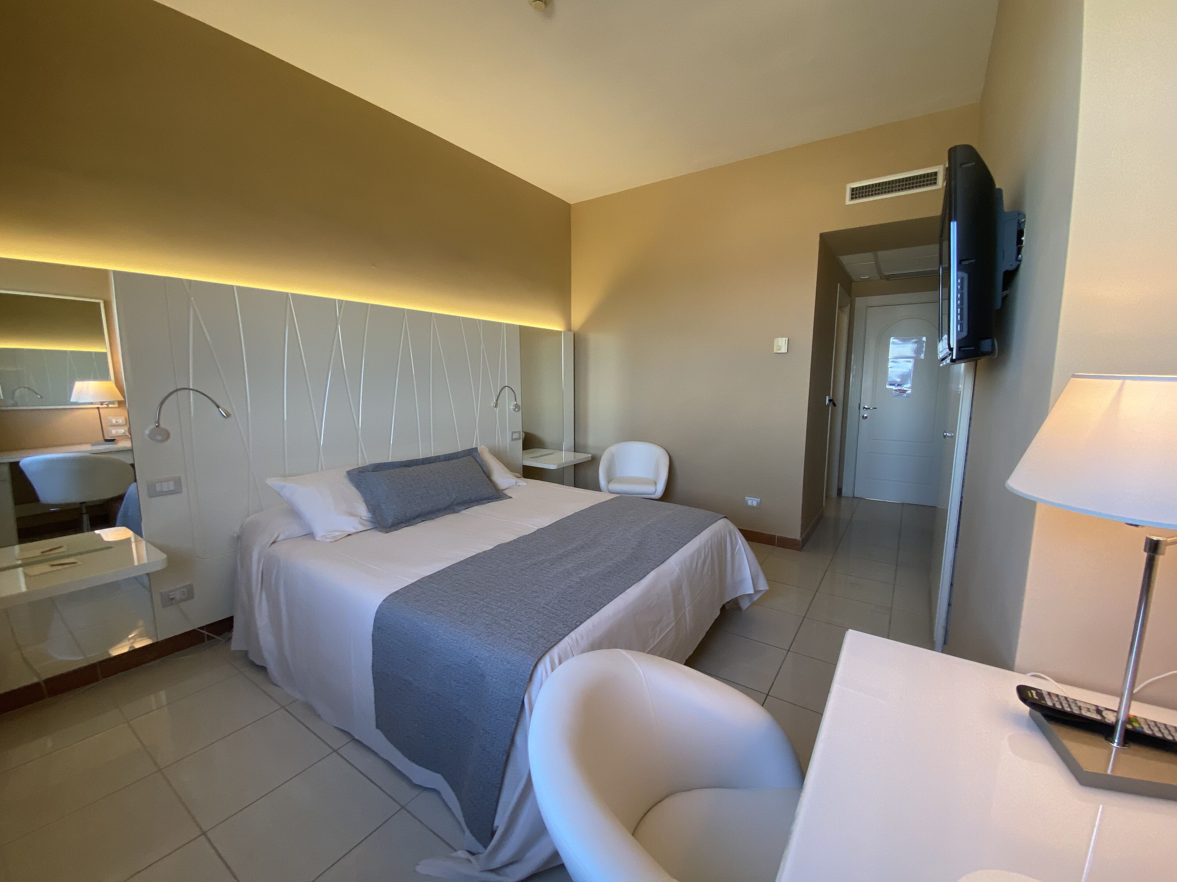 superior double or twin room, sea view | 1 bedroom, minibar, in-room safe, desk