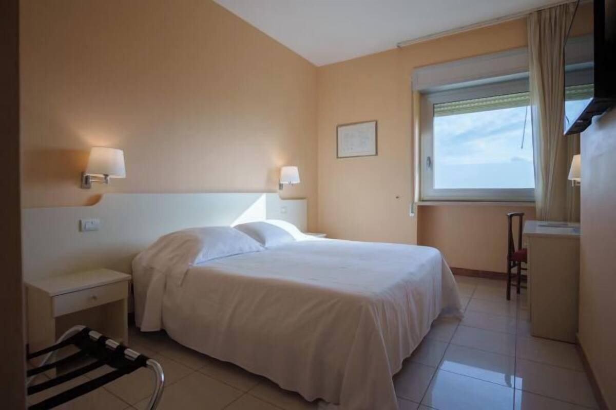 Minibar, caja de seguridad en la habitación y escritorio