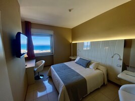 Habitación superior con 1 cama doble o 2 individuales, vistas al mar | Vistas desde la habitación