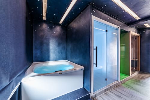 Sauna, hot tub, steam room, body treatments, aromatherapy