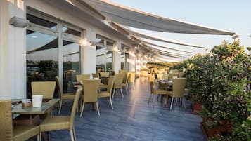 Tägliches Frühstücksbuffet (11 EUR pro Person)