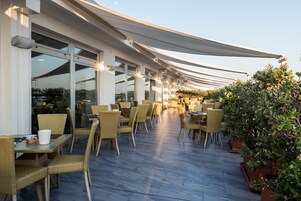 Café da manhã com buffet todos os dias (EUR 11 por pessoa)