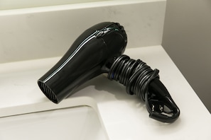 Ensemble douche/baignoire, articles de toilette gratuits, sèche-cheveux