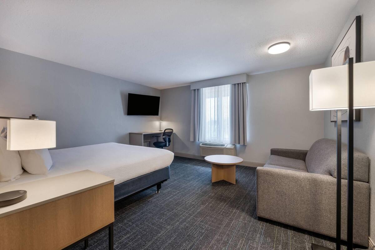 Chambre, 1 très grand lit, accessible aux personnes à mobilité réduite, non-fumeur (Upper Floor) | Rideaux d’obscurcissement, fer et planche à repasser