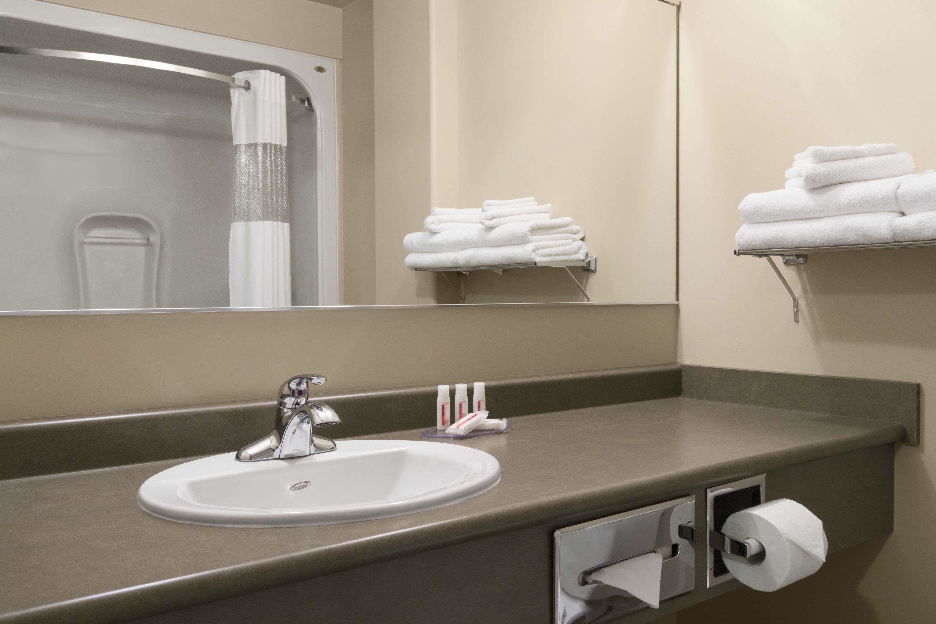 combined shower/bathtub, free toiletries, hair dryer, towels