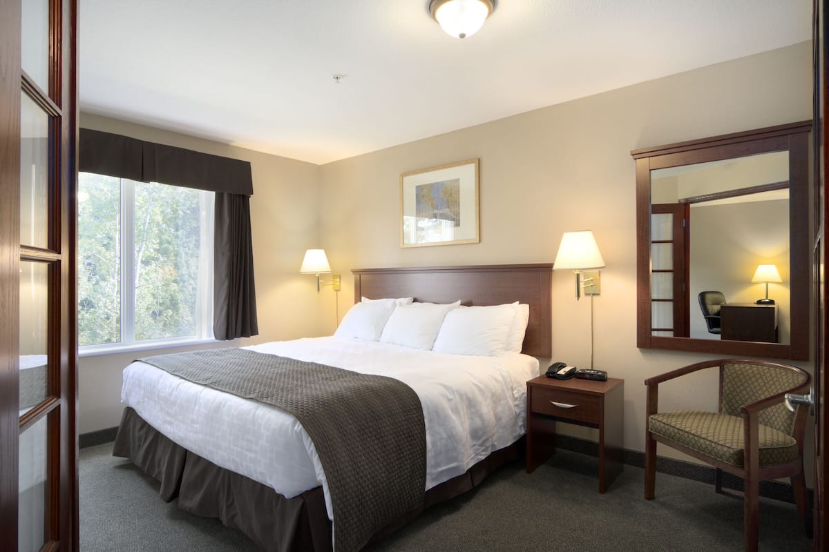 suite, 1 king bed, non smoking | blackout curtains, iron/ironing board, rollaway beds, free wifi
