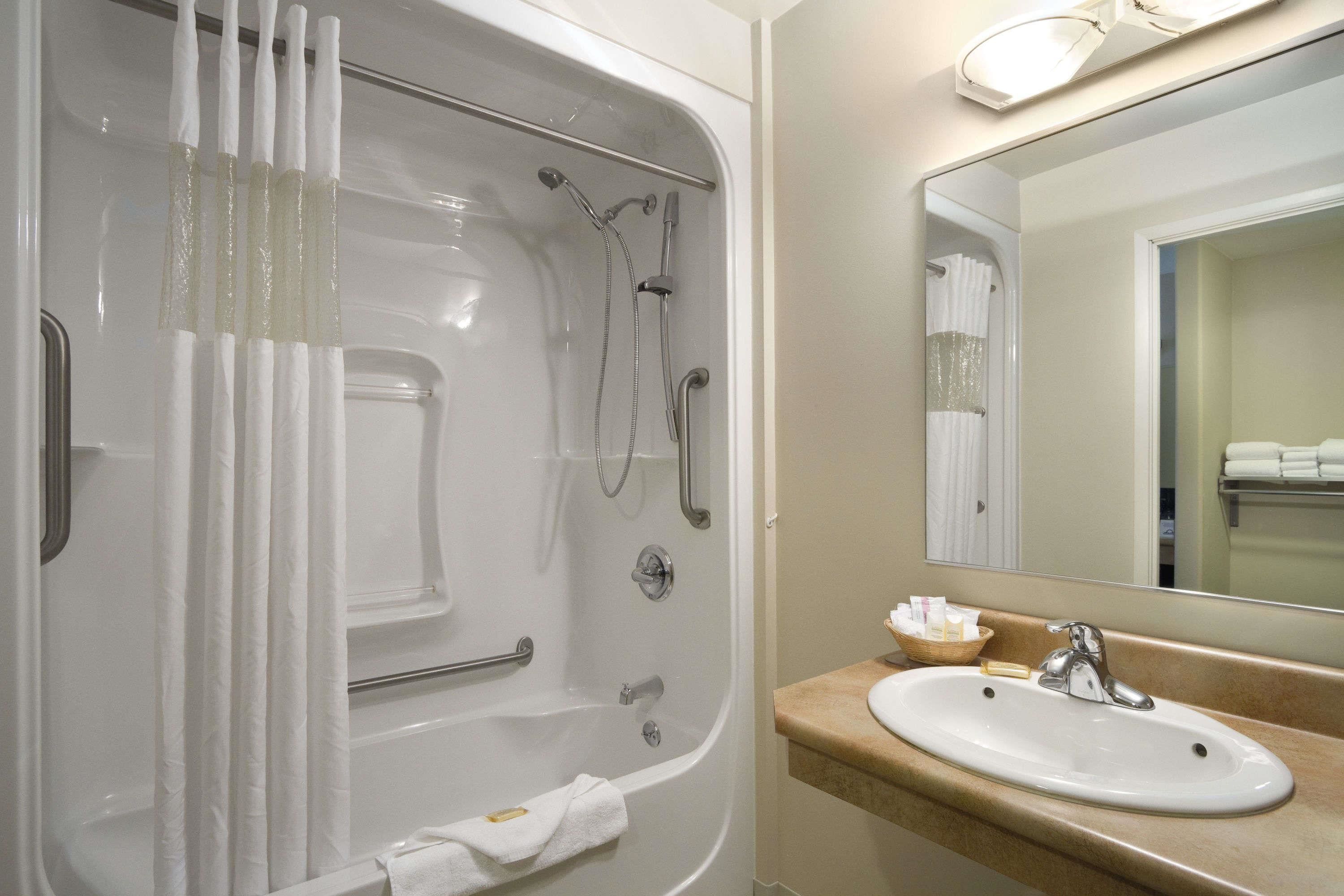 combined shower/bathtub, free toiletries, hair dryer, towels