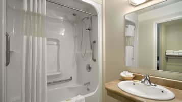 Ensemble douche/baignoire, articles de toilette gratuits, sèche-cheveux