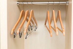 遮光布/窗簾、熨斗/熨衣板、折疊床/加床、網路服務