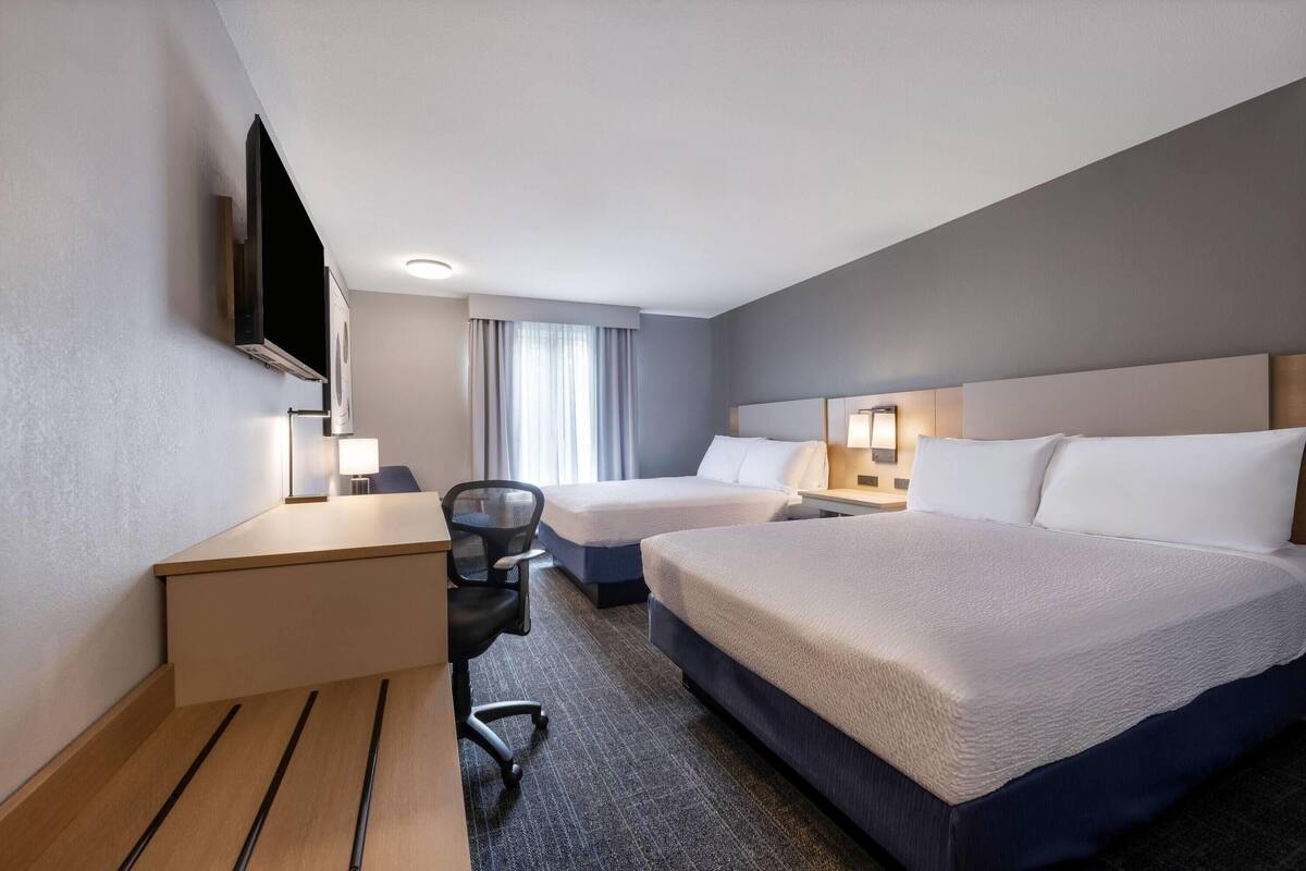 Chambre, 2 grands lits, non-fumeur | Rideaux d’obscurcissement, fer et planche à repasser