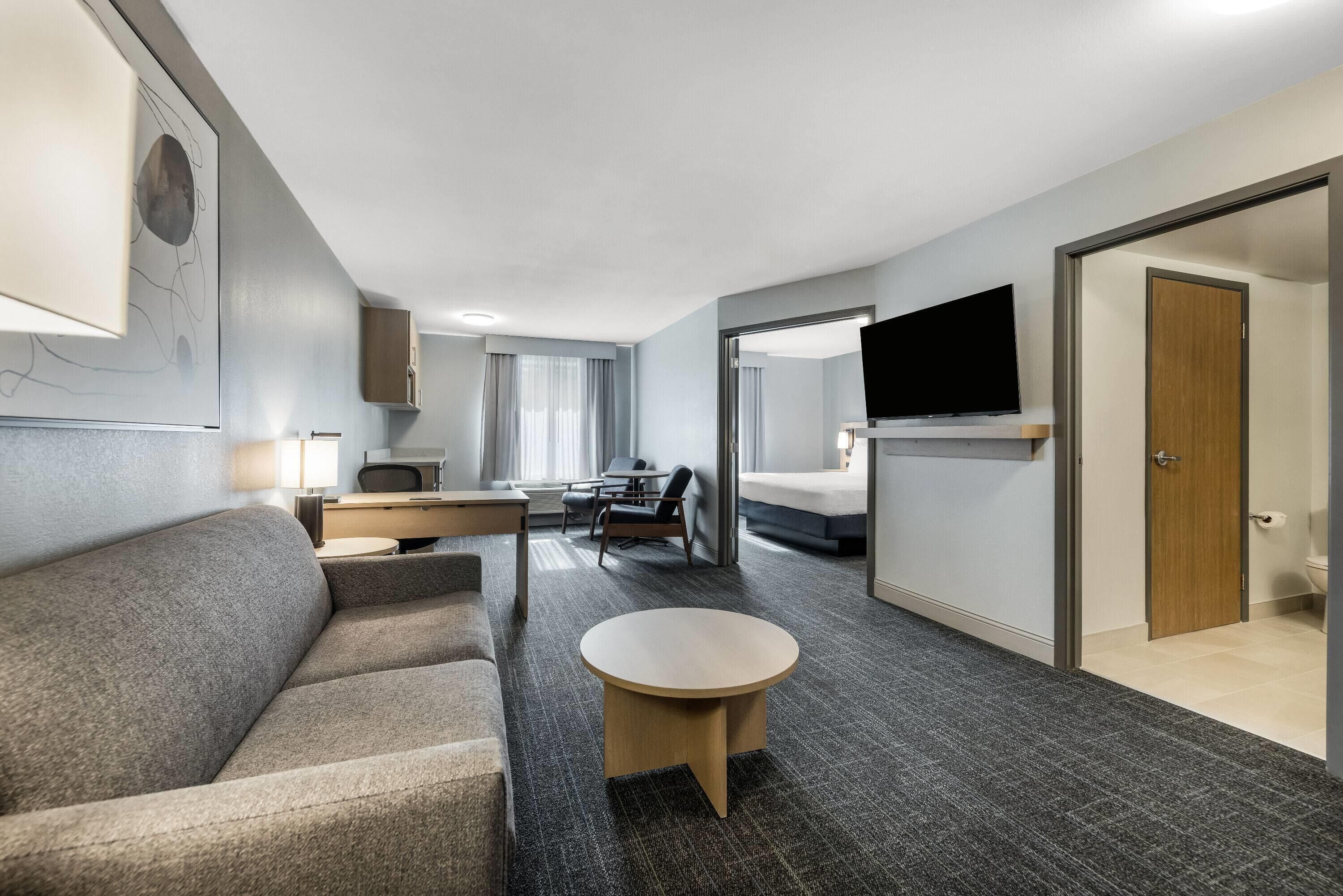 Suite, 1 King Bed, Non Smoking | Blackout drapes, iron/ironing board, rollaway beds (surcharge)