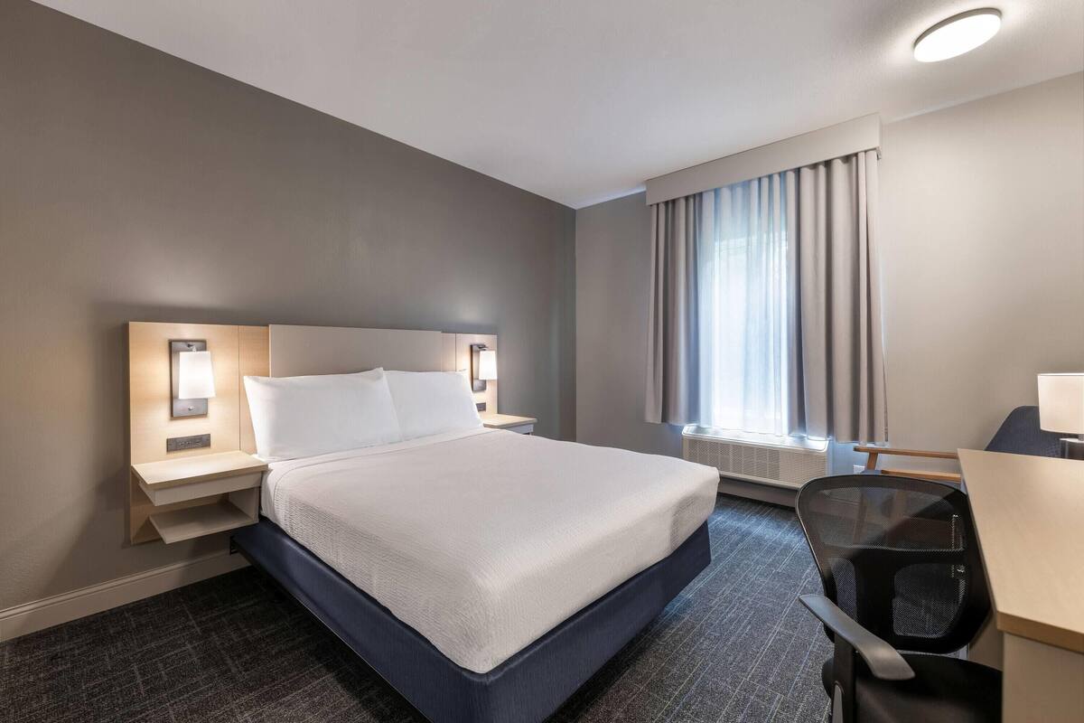 Chambre, 1 grand lit, accessible aux personnes à mobilité réduite, non-fumeur (First Floor) | Rideaux d’obscurcissement, fer et planche à repasser