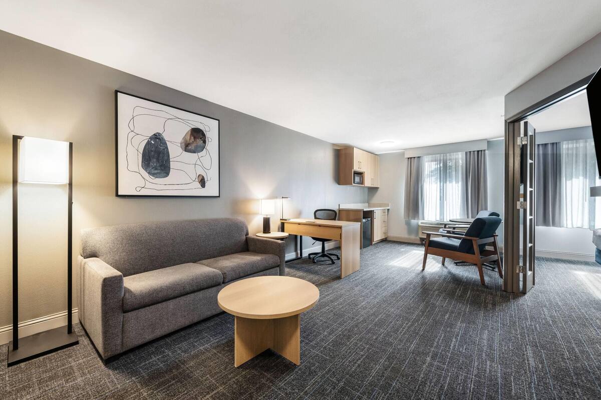 Suite, 1 très grand lit, non-fumeur | Rideaux d’obscurcissement, fer et planche à repasser