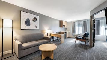 Suite, 1 kingsize-seng, ikke-røyk | Blendingsgardiner, strykejern/-brett og ekstrasenger (mot et tillegg)