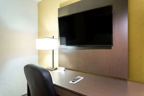 Desk, blackout curtains, iron/ironing board, free cots/infant beds - Days Inn by Wyndham Fallsview (Niagara Falls)