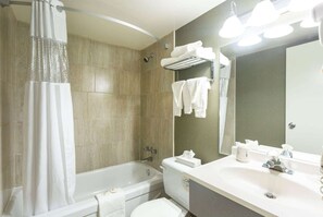 Combined shower/tub, designer toiletries, hair dryer, towels - Days Inn by Wyndham Fallsview (Niagara Falls)