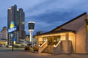 Exterior - Days Inn by Wyndham Fallsview (Niagara Falls)