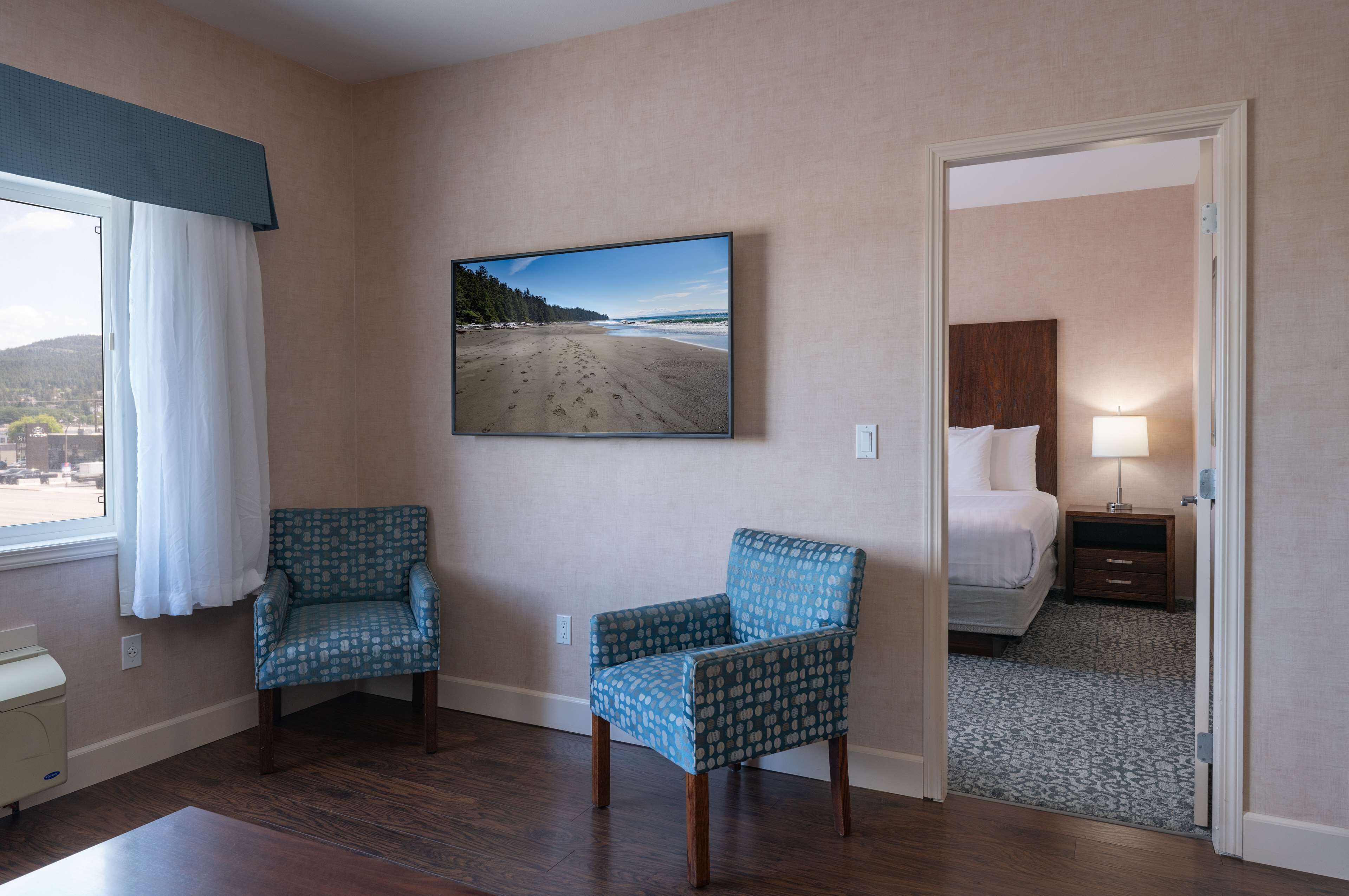 business suite, 1 king bed, non smoking, kitchenette | 1 bedroom, desk, iron/ironing board, cots/infant beds