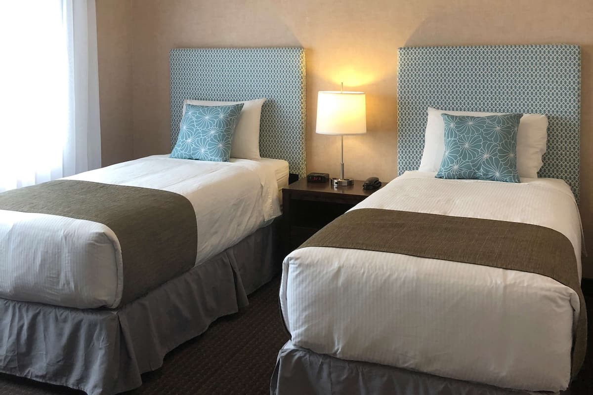 Schreibtisch, Bügeleisen/Bügelbrett, Babybetten, Zustellbetten