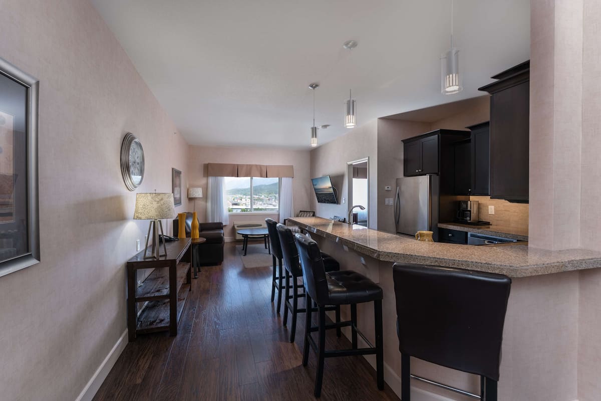 executive suite, 1 king bed, non smoking (with sofabed, full kitchen) | 1 bedroom, desk, iron/ironing board, cots/infant beds