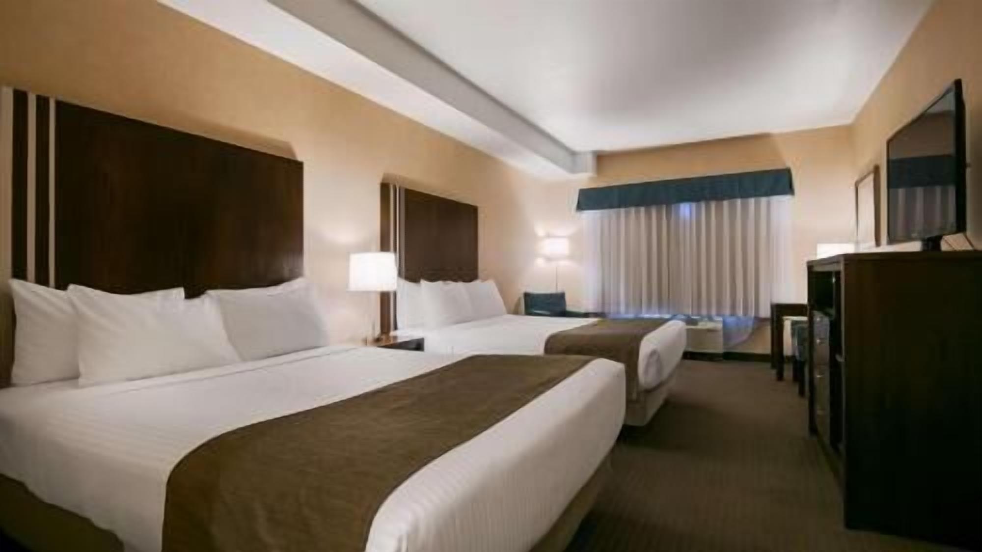 Escritorio, tabla de planchar con plancha y cunas 