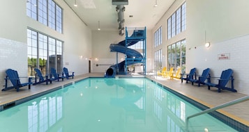 Indoor pool, sun loungers