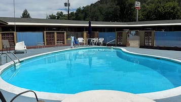 Una piscina al aire libre de temporada