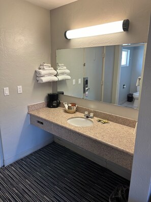 Standard Room, 1 King Bed | Bathroom | Hair dryer, towels - Relax Inn of Yreka (Yreka)