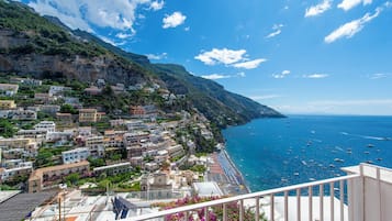 Driepersoonskamer, uitzicht op zee (French Balcony) | Een minibar, een kluis op de kamer, een bureau, een laptopwerkplek