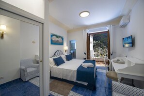 Habitación doble superior, Terraza, vista al mar | Minibar, caja de seguridad en la habitación y escritorio 