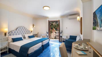 Kamar Triple, pemandangan laut (French Balcony) | Minibar, brankas, meja kerja, dan ruang kerja ramah laptop