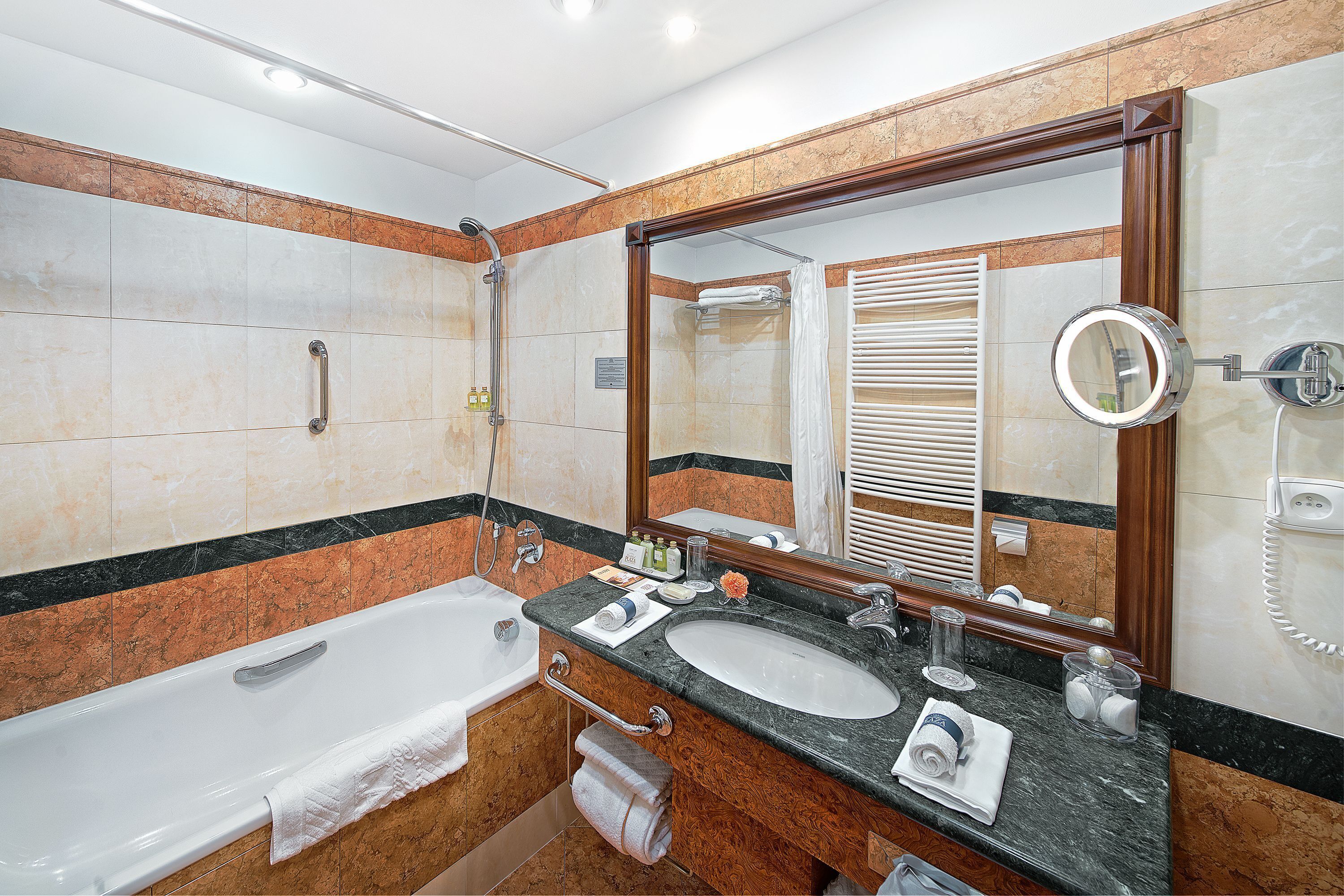 Baño | Regadera, amenidades de baño de diseñador, secadora de cabello, batas 