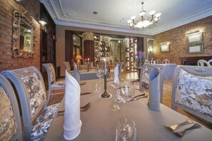 2 restaurants, international cuisine