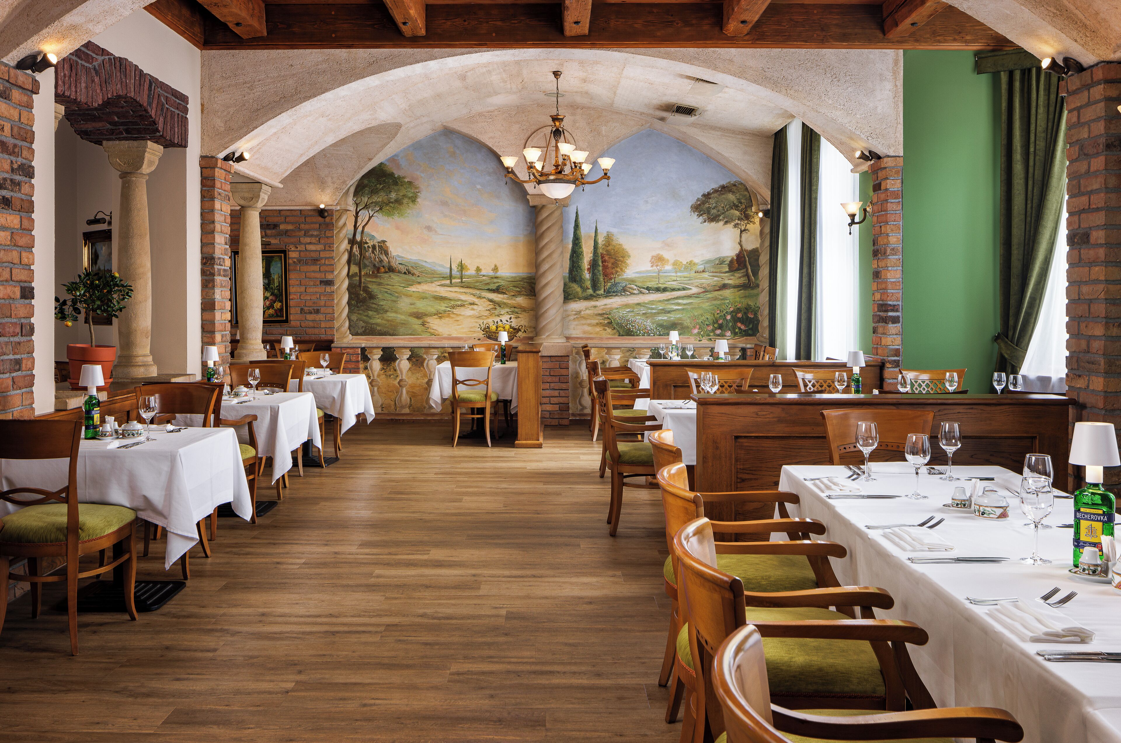 2 restaurants, international cuisine