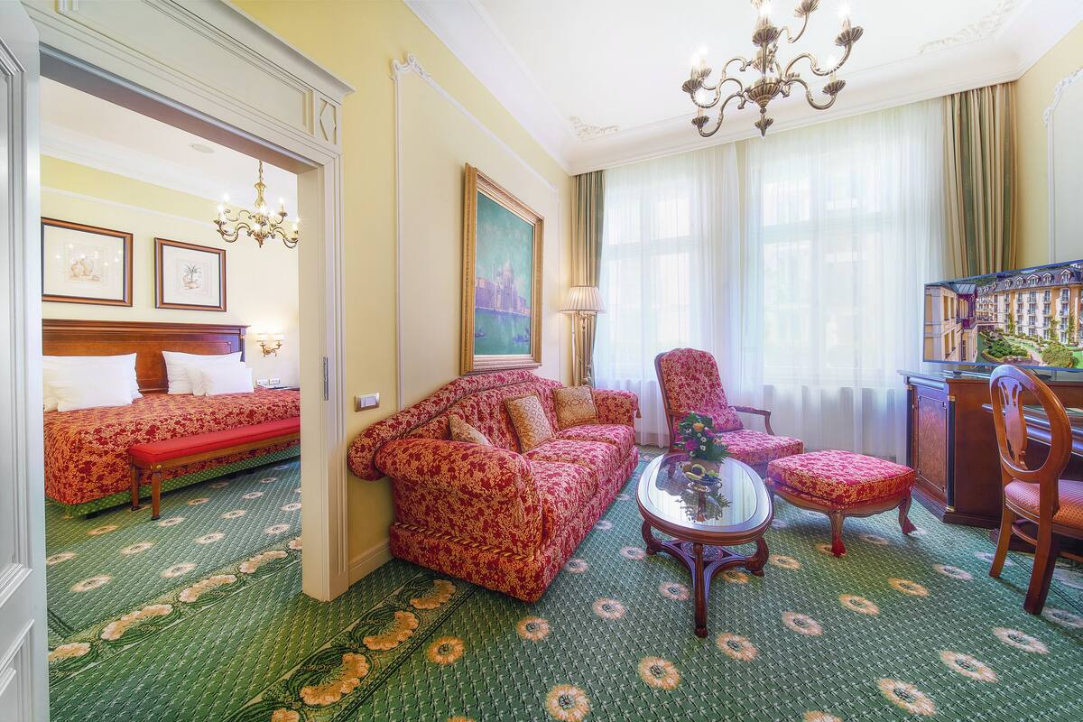 Une pièce comprenant un lit, un canapé, une table basse et une chaise.