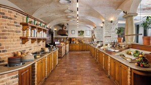 Une cuisine spacieuse avec des murs en briques, des armoires en bois et un long comptoir.