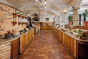 2 restaurantes, cocina internacional