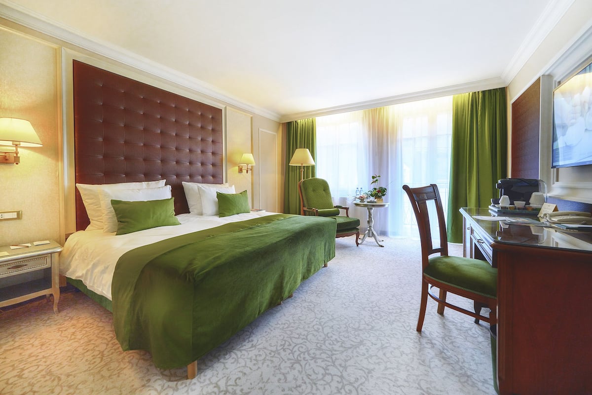 Deluxe Double Room (Wellness and Fitness access) | Minibar, in-room safe, desk, iron/ironing board