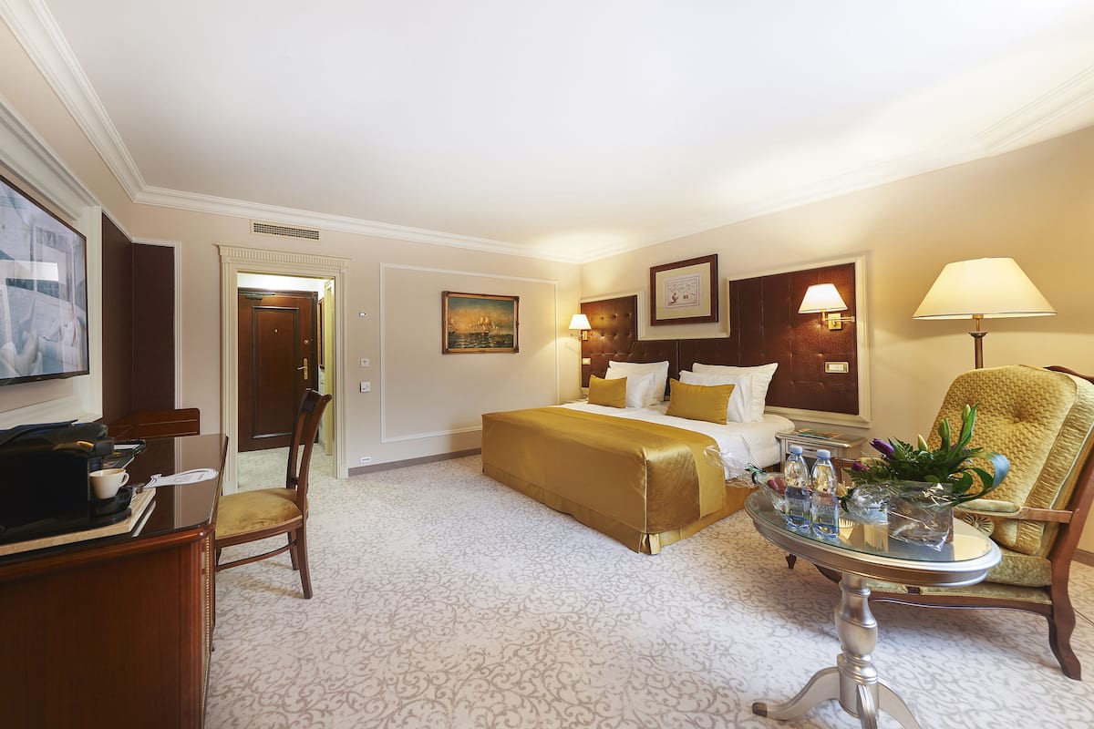 minibar, in-room safe, desk, iron/ironing board