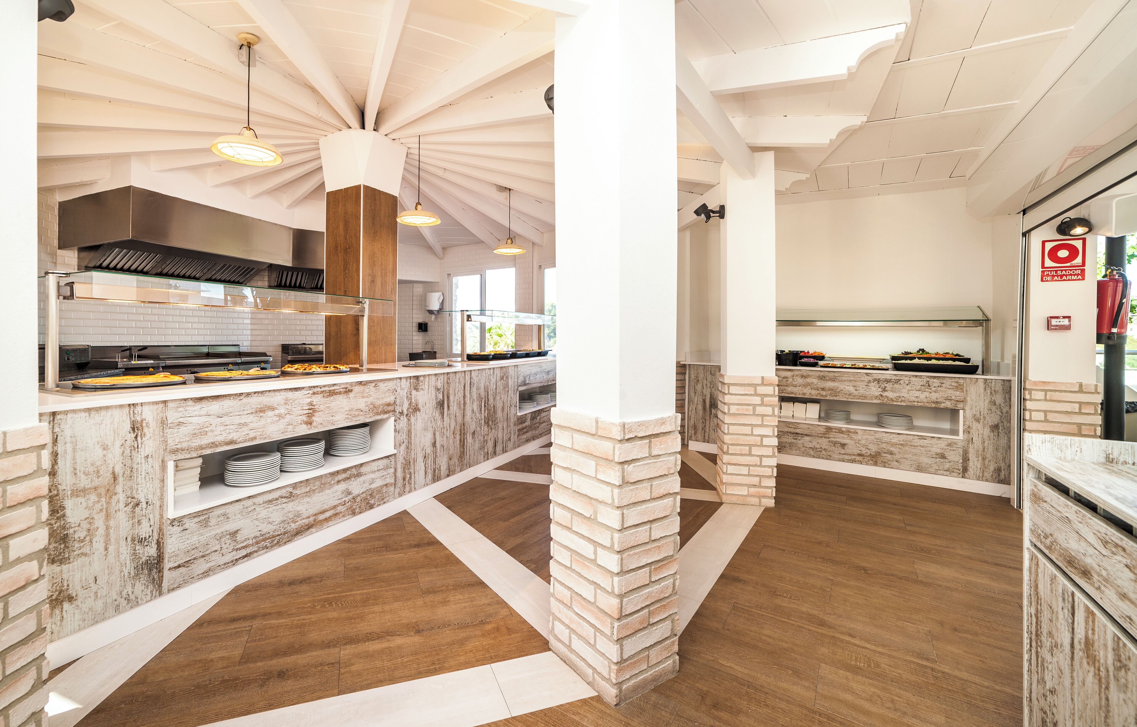 Petit déjeuner, déjeuner et dîner servis sur place