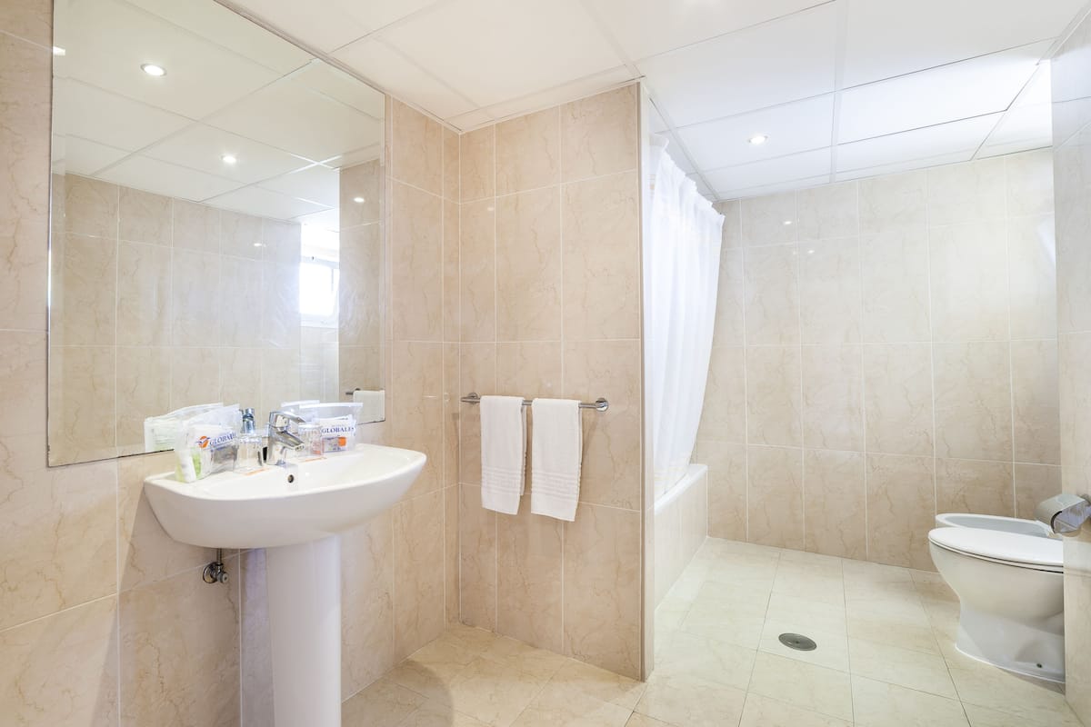 combined shower/bathtub, hair dryer, towels